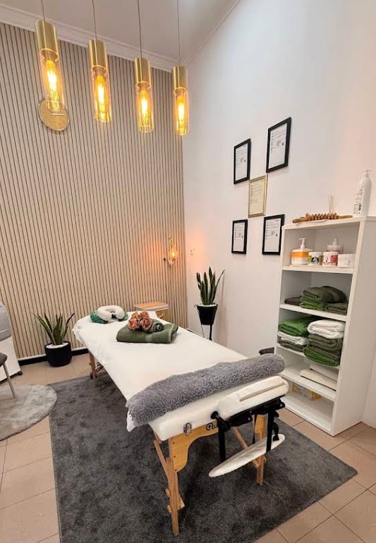 Sala de tratamento de Patricia Medeiros, com maca de massagem e ambiente acolhedor